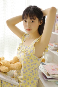 一边亲胸一边摸进内裤里